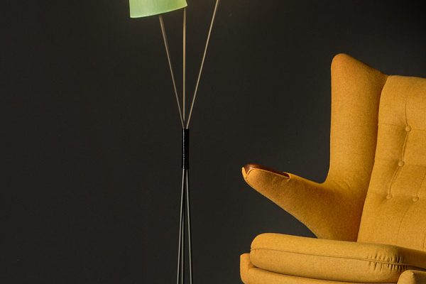 Triple pendant Holtkötter lamp in mixed colors – next to accent chair