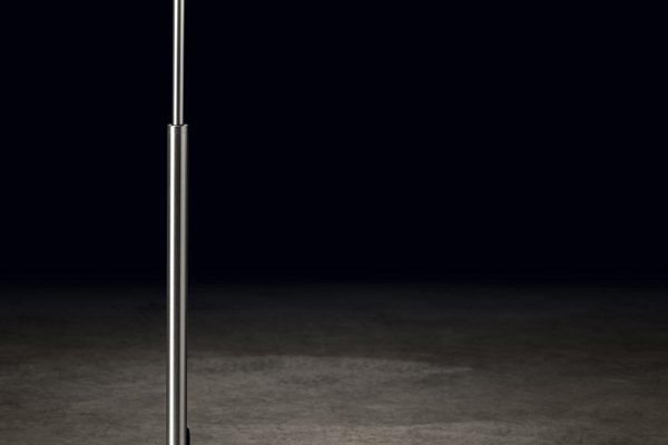 Holtkötter floor lamp with slim brass body and double-arm design