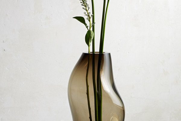 ELOA decorative glass vase with floral arrangement