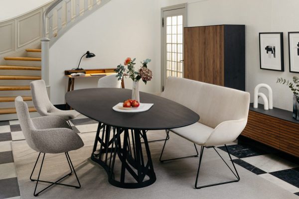 Rodam corner bench with two upholstered chairs and a sculptural table base – perfect blend of comfort and design.