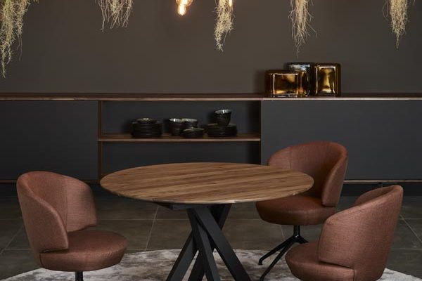 Three swivel armchairs around a multifunctional coffee table – contemporary lounge arrangement.